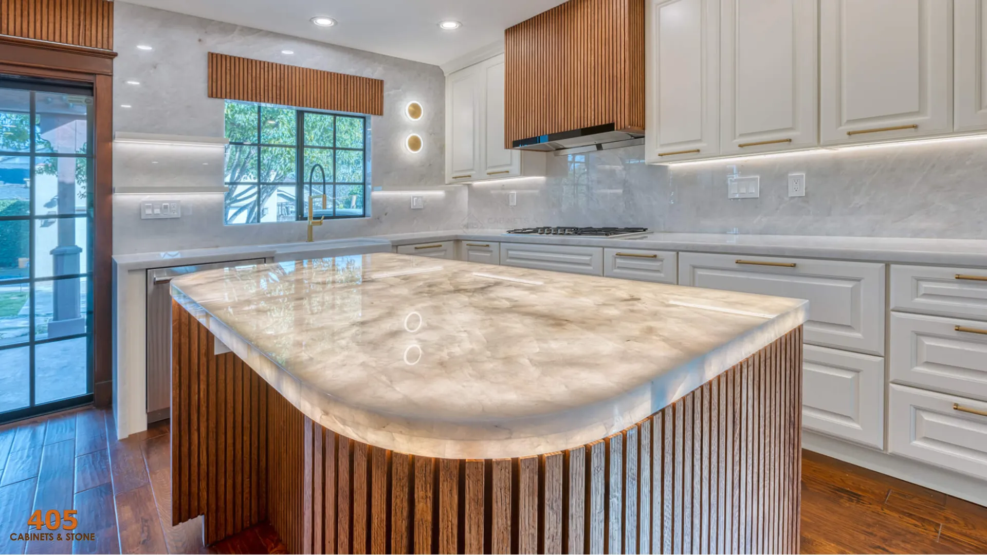 A modern Venice Creme kitchen features dark wood-tone flooring.