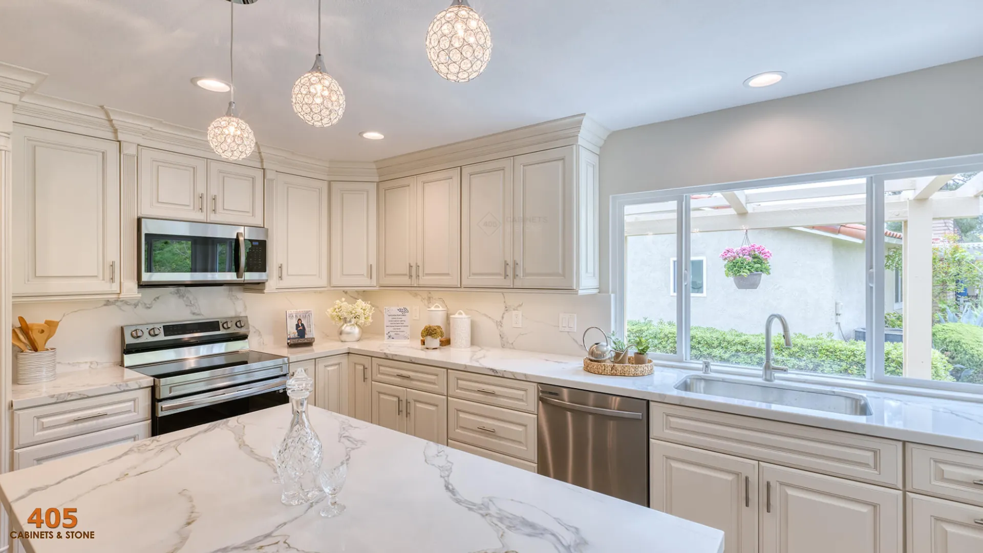 are cream colored kitchen cabinets popular